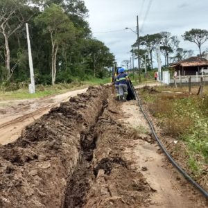 Extensão de rede beneficia ruas das praias do Ervino e Gamboa Extensão de rede beneficia ruas das praias do Ervino e Gamboa