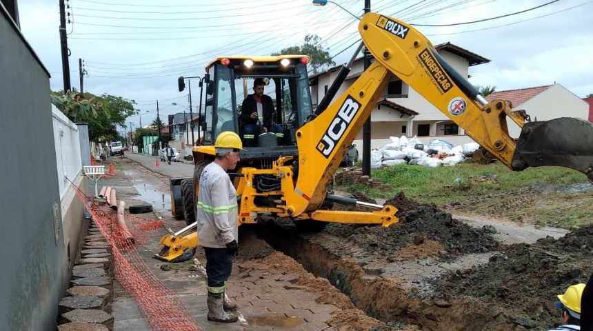 Obras da rede de esgoto da Enseada, em São Francisco do Sul, avançam com celeridade Obras da rede de esgoto da Enseada, em São Francisco do Sul, avançam com celeridade
